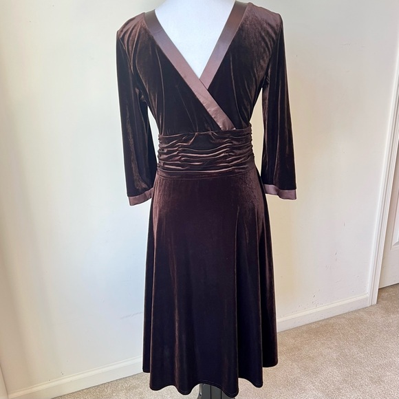 Vintage SANDRA DARREN Velvet V-Neck Fit And Flare 3/4 Sleeve Dress—SZ. 10 - Picture 7 of 12